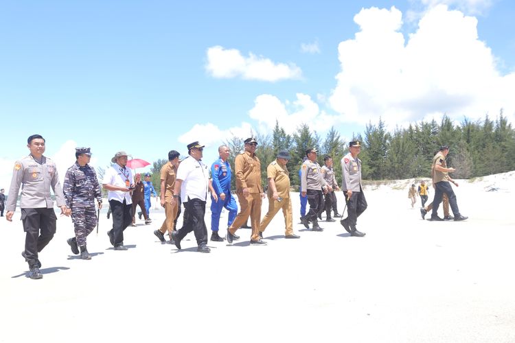Rombongan Forum Komunikasi Pimpinan Daerah (Forkopimda) Bangka Belitung saat meninjau pendangkalan muara Air Kantung Bangka karena sedimentasi pasir laut, Selasa (16/4/2024).