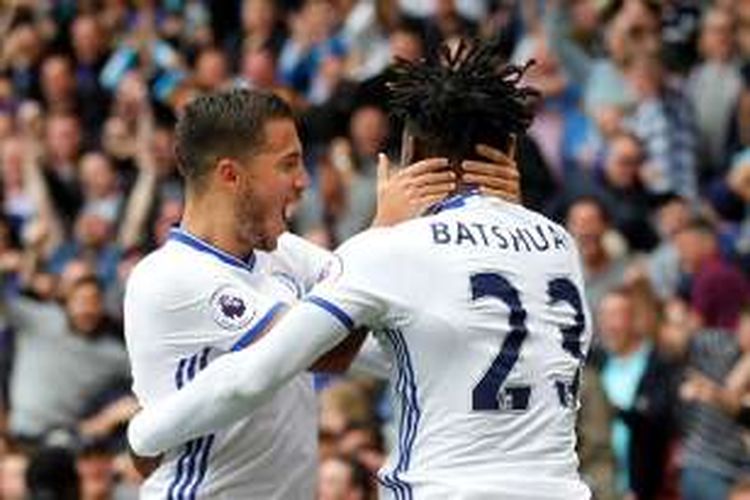 Eden Hazard dan Michy Batshuayi merayakan gol Chelsea ke gawang Watford pada partai Premier League di Stadion Vicarage Road, Sabtu (20/8/2016).