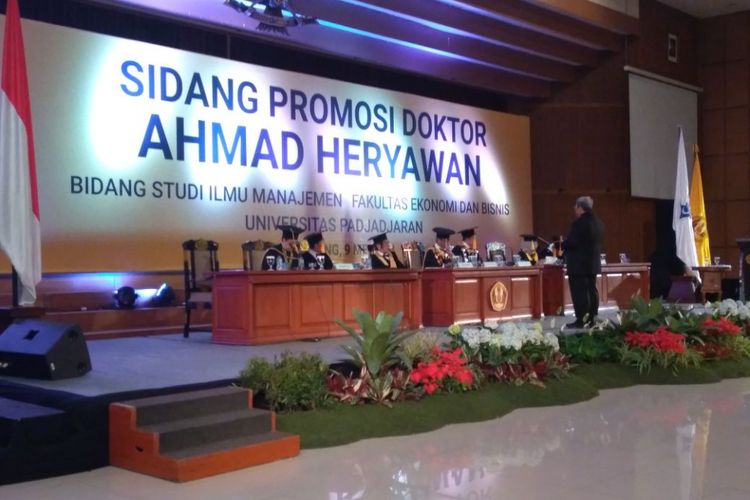 Gubernur Jawa Barat Ahmad Heryawan saat sidang promosi doktor di Universitas Padjadjaran (Unpad), Rabu (9/5/2018).