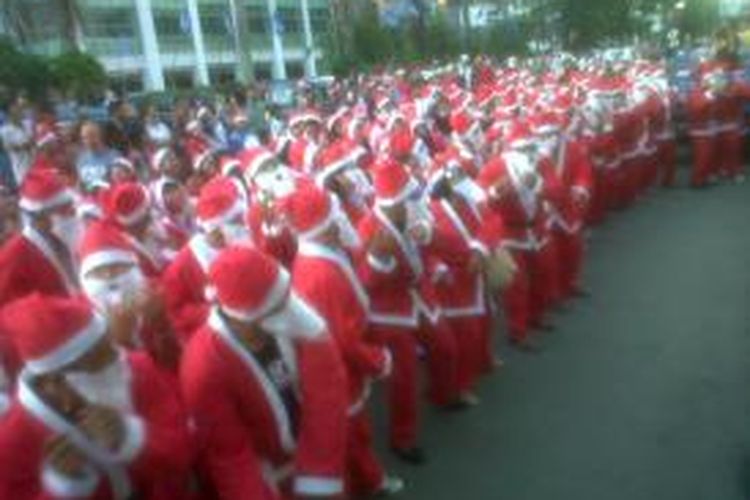 Lebih dari seribu orang berpakaian ala Santa Claus memeriahklan event Christmas On The Boulevard di Manado.