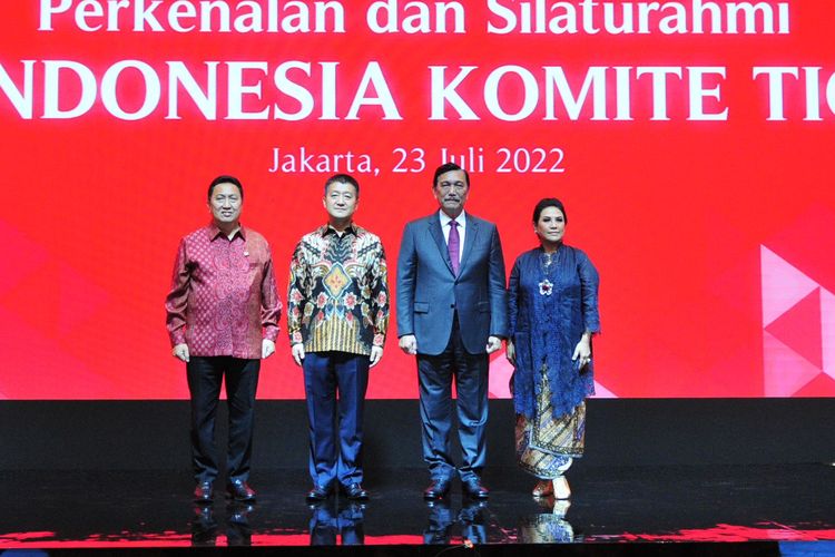 Ketua Kadin Indonesia Komite Tiongkok (KIKT) Garibaldi Thohir dan Ketua Umum Kadin M Arsjad Rasjid berfoto bersama dengan Menko Bidang Kemaritiman dan Investasi, Luhut Binsar Pandjaitan dalam perhelatan Komite Bilateral Kadin-Tiongkok di Jakarta, Sabtu (23/7/2022).