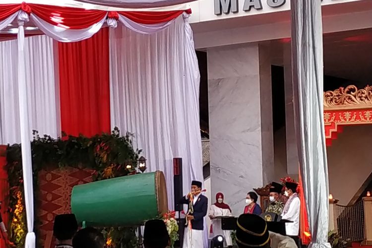 Presiden Joko Wododo saat pemukulan bedug usai meresmikanmikan masjid At Taufik di Lenteng Agung, Jakarta Selatan, Rabu (8/6/2022). 