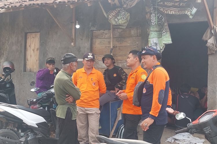 Kepala Desa Nyatnyono Parsunto berdiskusi dengan tim Basarnas dalam operasi pencarian Suwardi yang hilang di lereng Gunung Ungaran Jawa Tengah