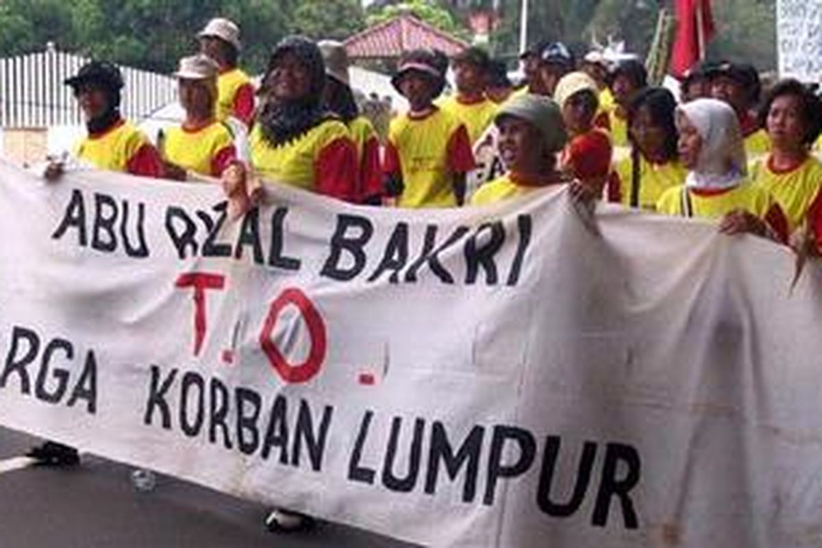 MENUNTUT KEADILAN - Ribuan korban lumpur PT Lapindo Brantas dari Porong, Sidoarjo saat ngeluruk ke Jakarta. 