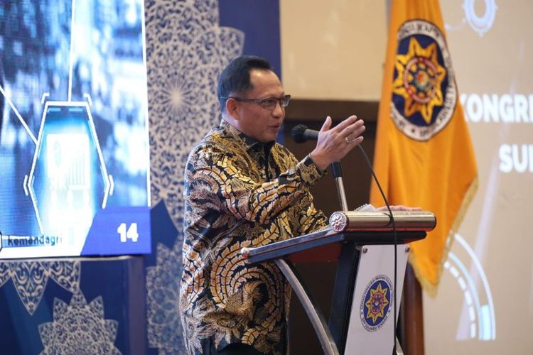 Mendagri Muhammad Tito Karnavian pada Kongres ke-III Dewan Pengurus Provinsi (DPP) Ikatan Keluarga Alumni Pendidikan Tinggi Kepamongprajaan (IKAPTK) Sulawesi Tengah di Hotel Santika, Kota Palu, Provinsi Sulawesi Tengah, Sabtu (17/9/2022) 

