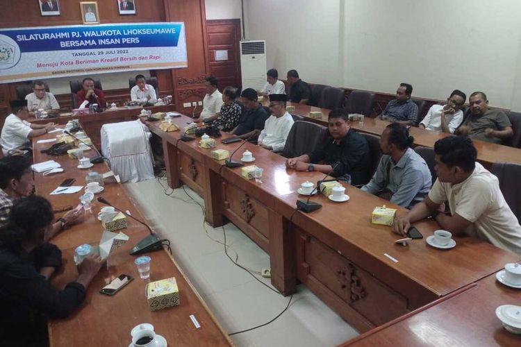 Pj Wali Kota Lhokseumawe, Imran, menggelar pertemuan dengan wartawan di Kantor Wali Kota Lhokseumawe, Jumat (29/7/2022)