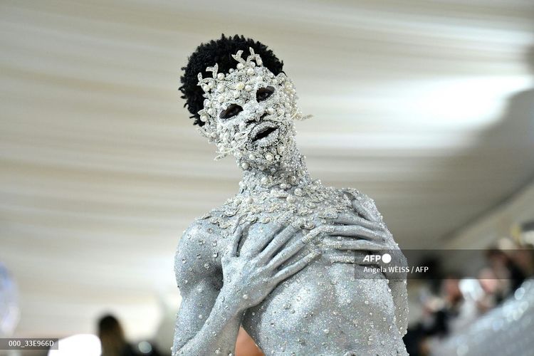 Rapper asal Amerika Serikat Lil Nas X menghadiri Met Gala 2023 yang digelar di Metropolitan Museum of Art, New York City, pada Senin (1/5/2023).  Tema Met Gala 2023 adalah Karl Lagerfeld: A Line of Beauty.
