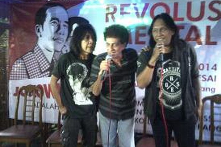 Ian Antono (kiri), Ahmad Albar (tengah) dan Roy Bomerang, usai jumpa pers jelang akan menggelar konser revolusi mental di Kota Malang, Jawa Timur. Jumat (20/6/2014).