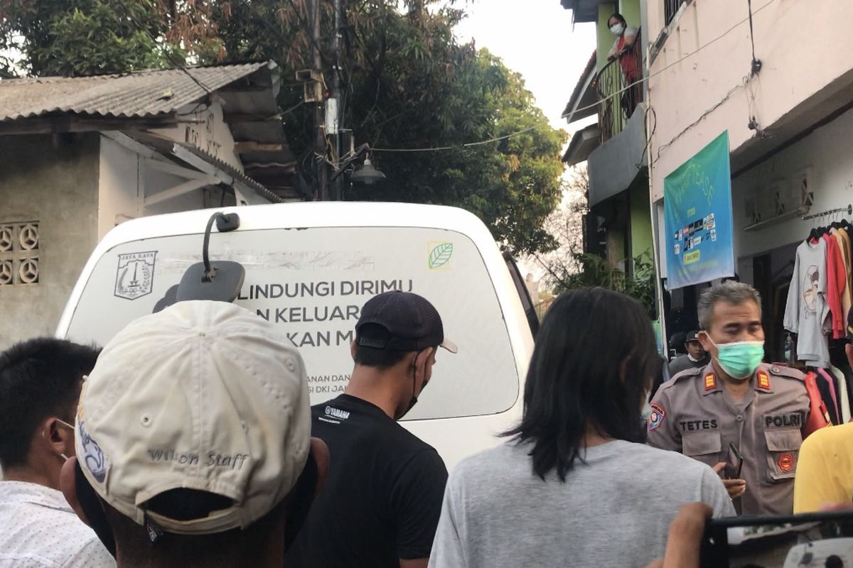 Korban pembunuhan dibawa menggunakan ambulans di Jalan Kelapa Puan RT 010 RW 03, Jagakarsa, Jakarta Selatan pada Selasa (27/7/2021).