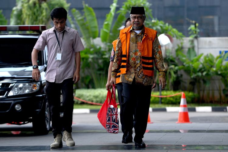 Gubernur nonaktif Sulawesi Tenggara Nur Alam (kanan) tiba untuk menjalani pemeriksaan di gedung KPK, Jakarta, Kamis (19/10). KPK melakukan pemeriksaan lanjutan terhadap Nur Alam sebagai tersangka kasus korupsi penyalahgunaan kewenangan dalam persetujuan dan penerbitan izin usaha pertambangan (IUP) di wilayah Sulawesi Tenggara pada 2008-2014. ANTARA FOTO/Sigid Kurniawan/aww/17.