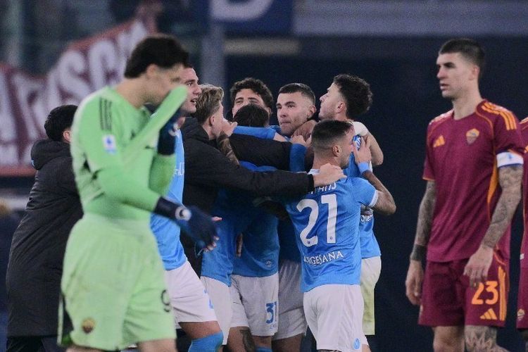 Para pemain Napoli merayakan kemenangan dalam laga Serie A Italia AS Roma vs Napoli di Stadion Olimpiade di Roma pada tanggal 30 November 2025.