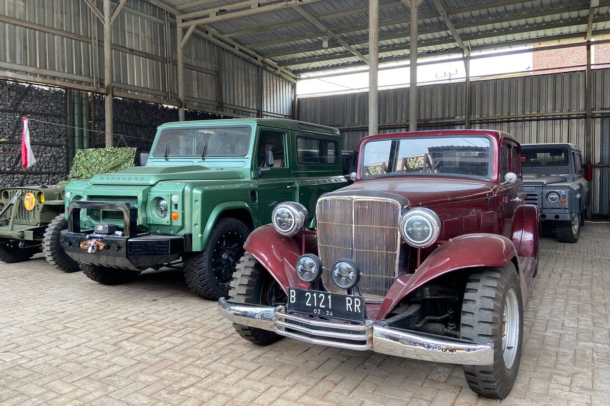 Mobil klasik Defender dan Nash 38 yang dibuat PT Inti Maju Cemerlang hasil modifikasi mobil bekas.