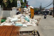 Truk Terguling di Pamulang, Muatan Bijih Plastik Tumpah 