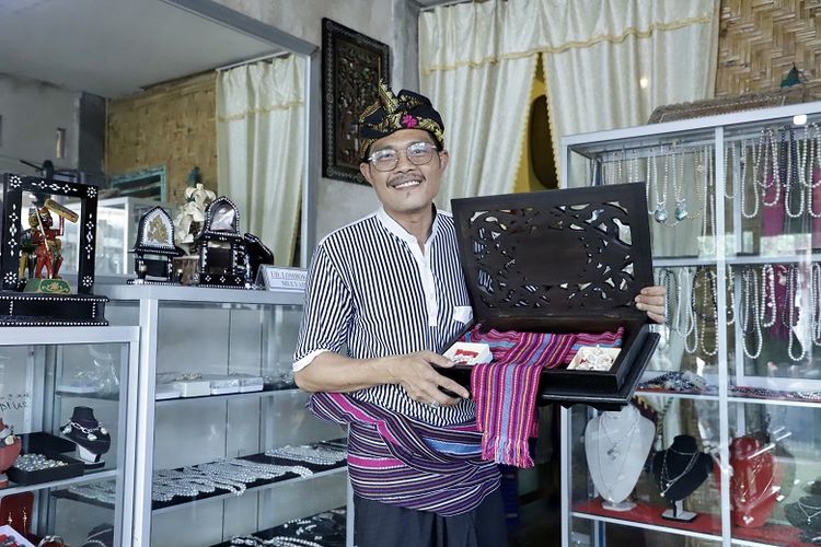 Pemilik Lombok Mulya Craft Mulyadi 