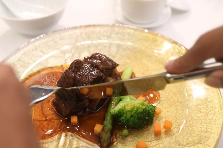 Braised Prime Rib of Beef with House Gravy, yang menjadi hidangan utama di House Of Yuen, Jakarta.