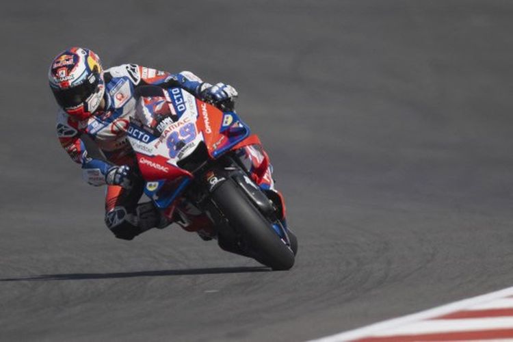 Pebalap Pramac Racing, Jorge Martin, ketika mengikuti Kualifikasi MotoGP Amerika 2022 yang dihelat di Circuit of The Americas pada Minggu (10/4/2022) dini hari WIB. Jorge Martin sukses merebut pole position MotoGP Amerika 2022 seusai menjadi pebalap tercepat pada sesi kualifikasi. Terkini, Jorge Martin kembali mendapat pole position untuk balapan MotoGP Valencia, Minggu (6/11/2022) malam WIB.