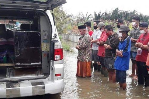 Pemakaman Jenazah Covid-19 di Tengah Banjir di Pekalongan Viral di Medsos