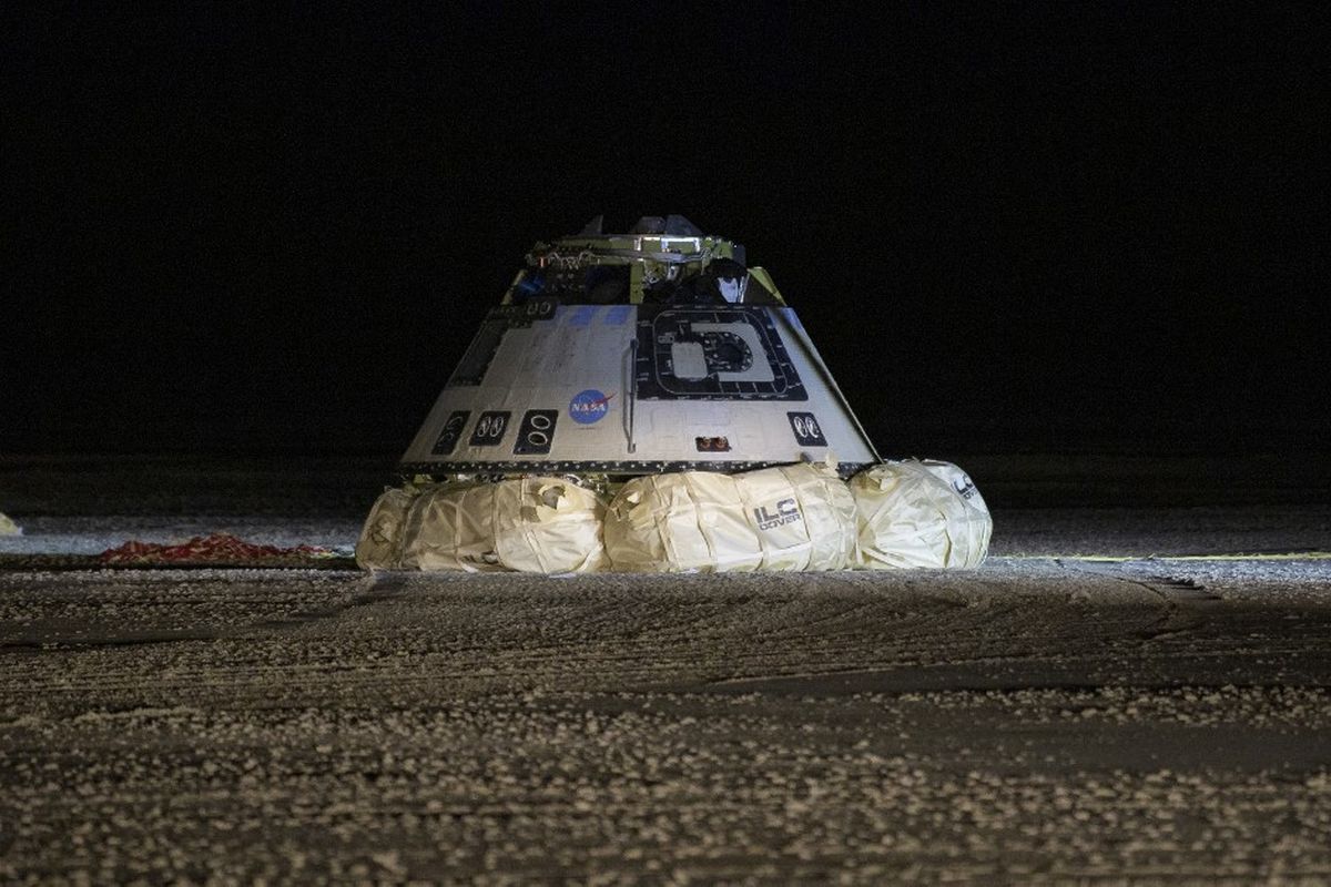 Foto diambil pada 22 Desember 2019. Foto NASA ini menunjukkan pesawat ruang angkasa Boeing CST-100 Starliner setelah mendarat di White Sands, New Mexico. NASA telah menyusun daftar 80 rekomendasi yang harus diatasi oleh kedirgantaraan AS raksasa Boeing sebelum mencoba untuk memperbaiki kapsul antariksa Starliner-nya, menyusul kegagalan uji coba tahun lalu. 
