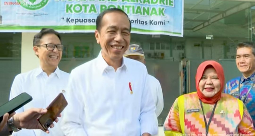 Tertawa Ditanya Isu Jadi Ketum Golkar, Jokowi: Saya Sementara Ketua Indonesia Saja