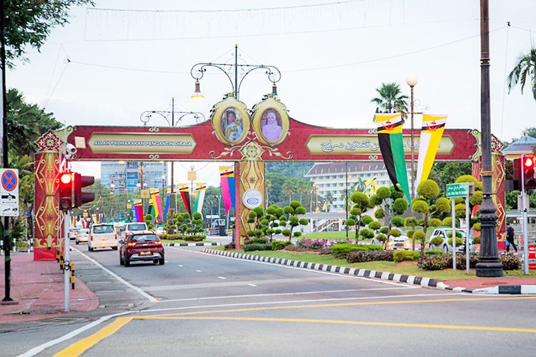 Gerbang yang menampilkan foto Pangeran Mateen dan istrinya terpampang di pusat kota Bandar Seri Begawan menjelang perarakan atau arak-arakan pengantin diraja pada Minggu (14/1/2024).