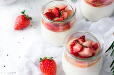 Resep Vanilla Panna Cotta, Tambah Potongan Buah dan Saus Stroberi