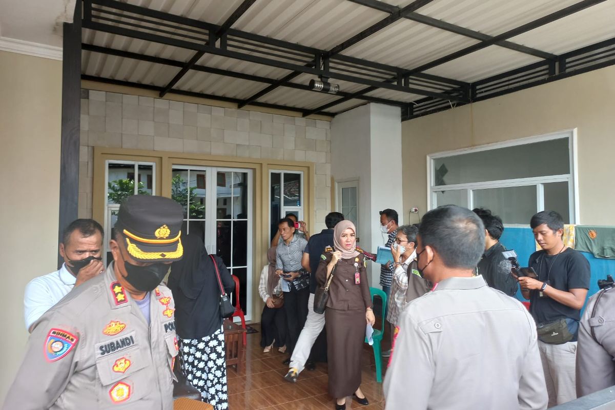 Persiapan gelar rekonstruksi kasus ayah bunuh anak sulungnya sendiri di Perumahan Cluster Pondok Jatijajar, Depok, Jawa Barat, Kamis (24/11/2022).