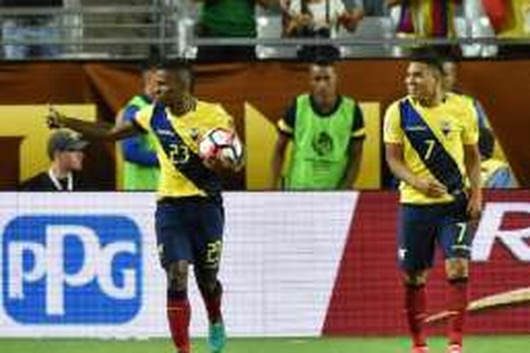 Miller Bolanos merayakan gol penyama kedudukan Ekuador ke gawang Peru pada pertandingan Copa America Centenario, Rabu (8/6/2016). 