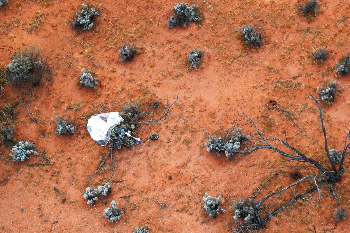 Kapsul yang berisi sampel asteroid Ryugu berhasil mendarat di pedalaman Australia.