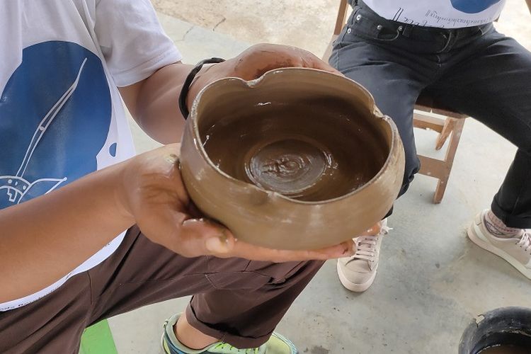 Hasil buatan gerabah salah satu pengunjung. berupa asbak. Untuk pemula, biasanya disarankan menggunakan teknik cetakan satu sisi dan menggunakan alat pemutar biasa.