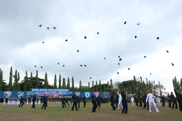 Upacara Prasetya Perwira (Praspa) dan Wingday Perwira Sukarela Dinas Pendek (PSDP) Penerbang TNI A-96 dan Sekolah Navigator (Seknav) A-13 di Lapangan Jupiter Lanud Adisutjipto, Yogyakarta, Senin (4/11/2019).