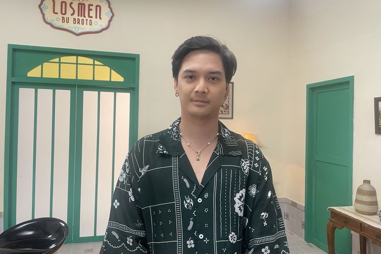 Baskara Mahendra Sering Hangout dengan Wulan Guritno demi Losmen Bu Broto The Series 