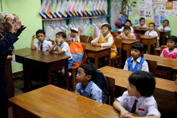 Siswa kelas 1 menjalani hari pertama sekolah di SDN 01 Menteng, Jakarta Pusat, Senin (18/7/2016). Peraturan Menteri Pendidikan dan Kebudayaan Nomor 23 Tahun 2015 tentang Penumbuhan Budi Pekerti berisi, antara lain, tentang keterlibatan orangtua dalam pendidikan anak. Salah satu hal yang ditekankan ialah kewajiban orangtua mengantar anak ke sekolah pada hari pertama tahun ajaran baru.
