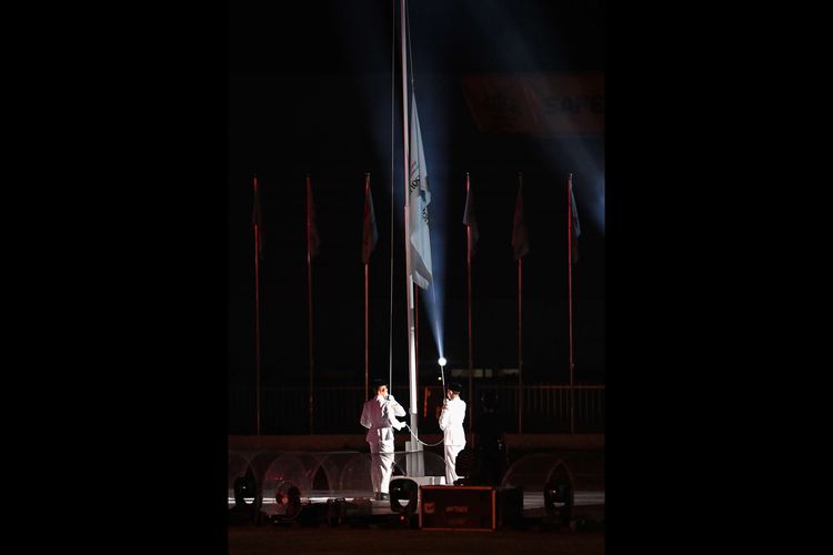 Paskibraka menurunkan bendera saat upacara penutupan Peparnas Papua di Stadion Mandala, Kota Jayapura, Papua, Sabtu (13/11/2021). Peparnas ke-XVI, pesta olahraga multicabang bagi atlet penyandang disabilitas yang digelar di Papua pada 2-15 November tersebut resmi ditutup oleh Presiden Jokowi.