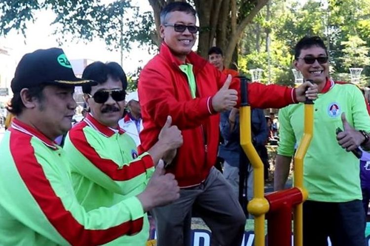  Kementerian Pemuda dan Olahraga RI melalui Deputi III Bidang Pembudayaan Olahraga, menyerahkan bantuan kepada Pemerintah Kabupaten (Pemkab) Wonosobo, berupa alat kebugaran untuk masyarakat yang dipasang pada dua titik di Alun-alun Kota Wonosobo.
