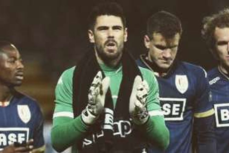 Victor Valdes merayakan debut bersama Standard Liege pada Sabtu (30/1/2016). 