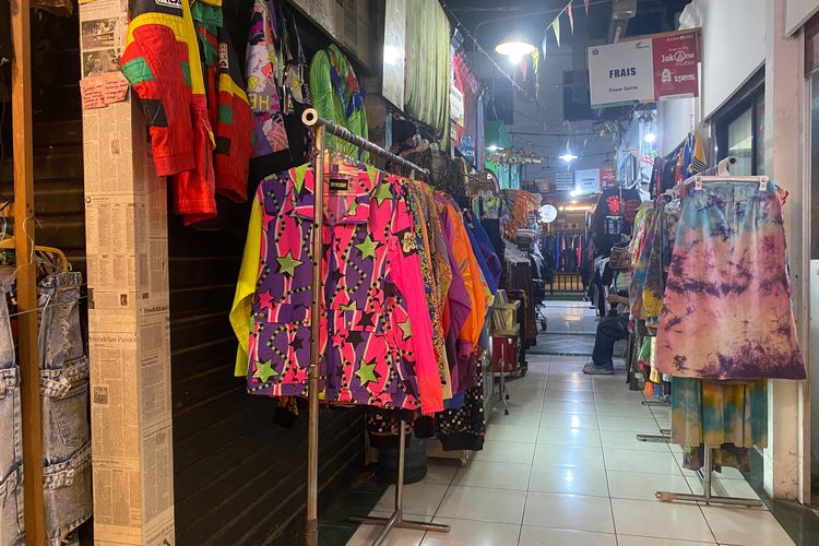 Suasana kios barang thrift di Pasar Santa, Kebayoran Baru, Jakarta Selatan, Rabu (1/11/2023). 