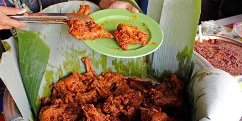 Menu ayam pedas di Ayam Bakar Arto Moro, Jalan Palagan Tentara Pelajar Km.7,8 No. 30 A Sleman, Yogyakarta. 