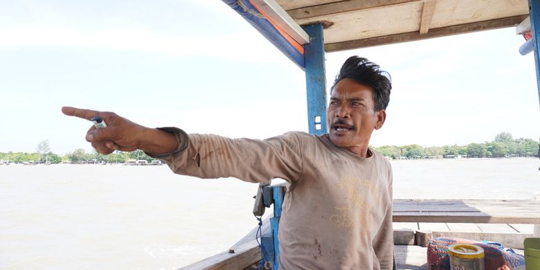 Tokoh masyarakat di Desa Paluh Sibaji, Abdul Hamid menceritakan kondisi yang dialami nelayan tradisional saat ini sudah sangat drastis berubah. Hingga tahun 1980-an, nelayan mencari ikan satu hari untuk hidup satu minggu. Situasinya sudah terbalik. Kerusakan mangrove, abrasi yang diduga akibat pengerukan pasir tahun 2008 membuat nelayan tradisional semakin sengsara.