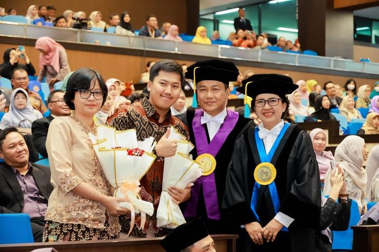 Cerita Pasutri Hari dan Dwi, Dikukuhkan Bersama Jadi Guru Besar di Unair