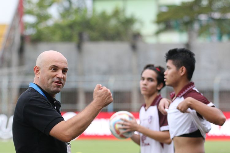 Pelatih PSM Makassar Bernardo Tavares berdiskusi dengan pemainnya usai laga pekan ke-32 Liga 1 2023-2024 melawan Madura United yang berakhir 2-0 di Stadion Gelora Bangkalan, Minggu (21/4/2024) sore. 