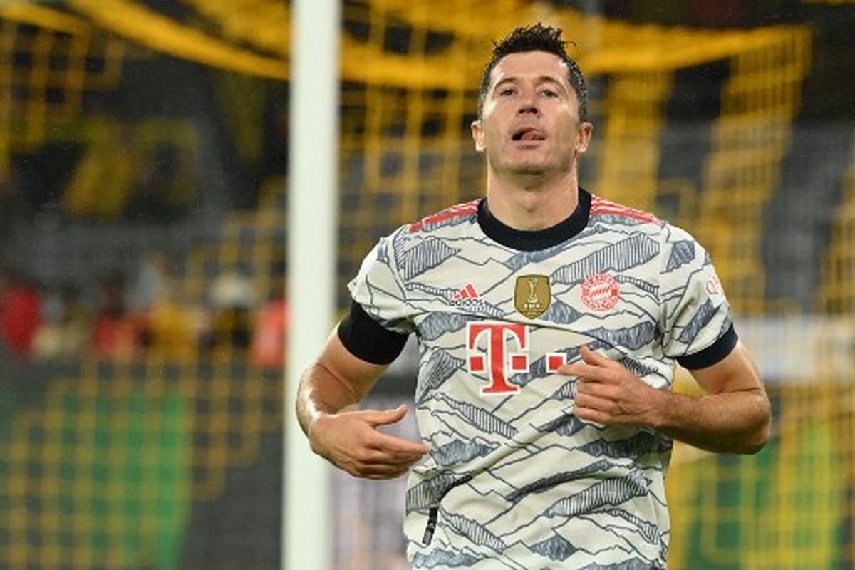 Ekspresi striker Bayern Muenchen, Robert Lewandowski, seusai mencetak gol ke gawang Borussia Dortmund pada laga Piala Super Jerman atau DFL Super Cup 2021 yang dihelat di Stadion Signal Iduna Park, Rabu (18/8/2021) dini hari WIB.