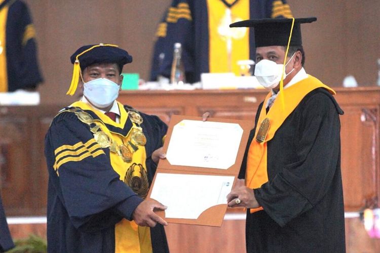 Universitas Negeri Semarang (Unnes) memberikan gelar Doktor Honoris Causa kepada mantan Ketua Umum Nurdin Halid pada Kamis (11/2/2021).