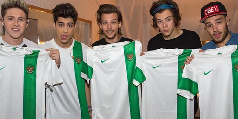 Lima personel boyband One Direction pamer jersey Timnas Indonesia. 