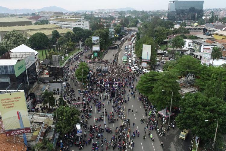 Ilustrasi demo buruh Jawa Barat yang melakukan aksi di jalan tol