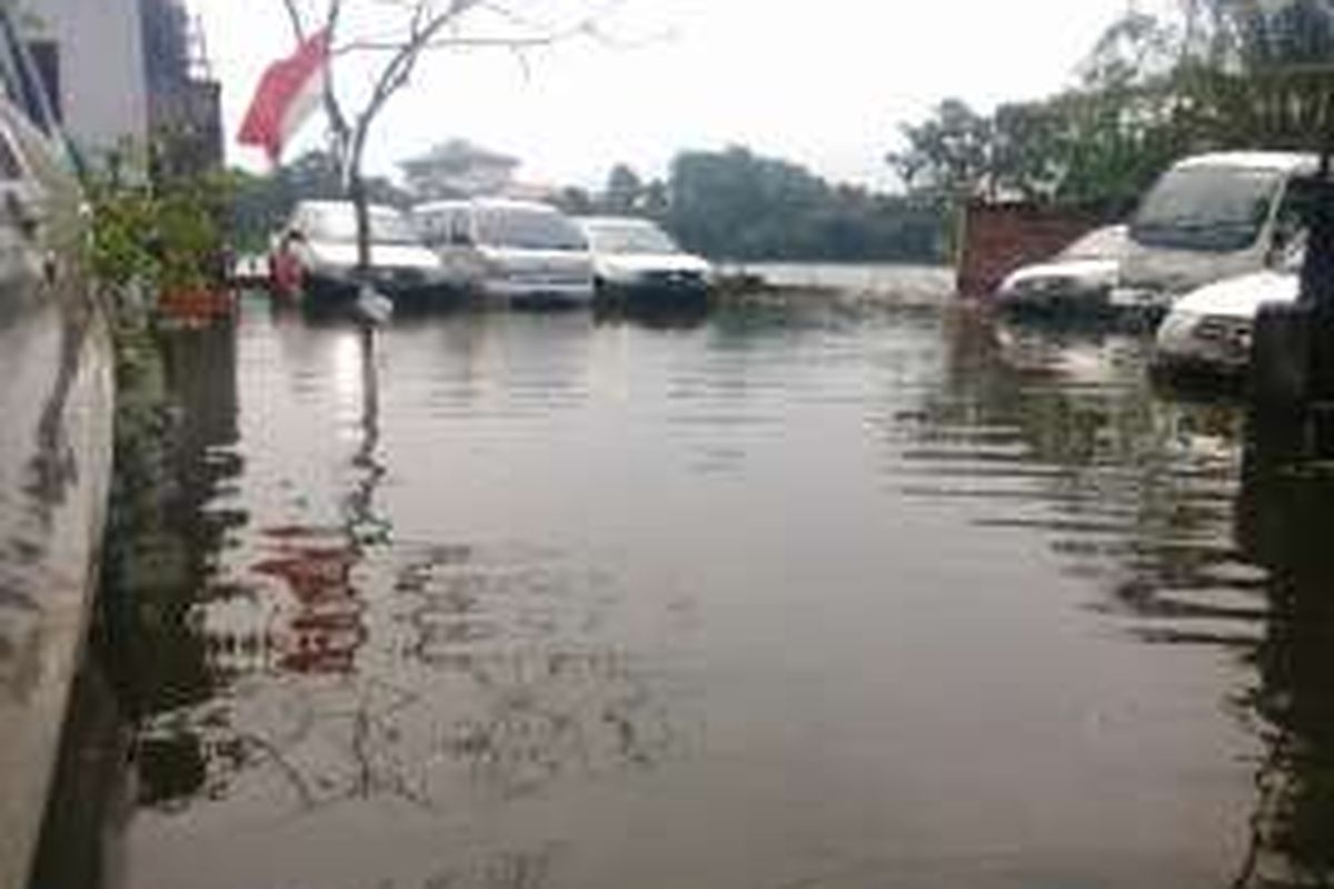 Selain jalan di sekitar waduk, berbagai jenis kendaraan di sebuah show room dekat Waduk Rawa Babon masih terendam banjir akibat luapan waduk. Namun, air mulai hari ini perlahan surut. Selasa (30/8/2016)