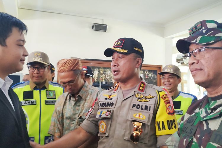 Kapolda Jawa Barat Irjen Pol Agung Budi Maryoto (d upua kanan) berbincang dengan seirang pemilih pemula di TPS IX Cikole, Sukabumi, Jawa Barat, Selasa (16/4/2019).