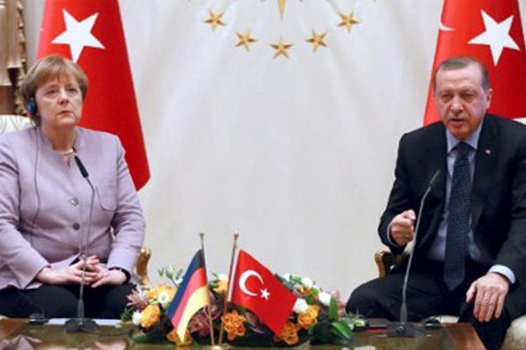 Kanselir Jerman Angela Merkel (kiri) bersama Presiden Turki Recep Tayyip Erdogan menggelar pembicaraan di Istana Presiden di Ankara, (2/2/2017).  
