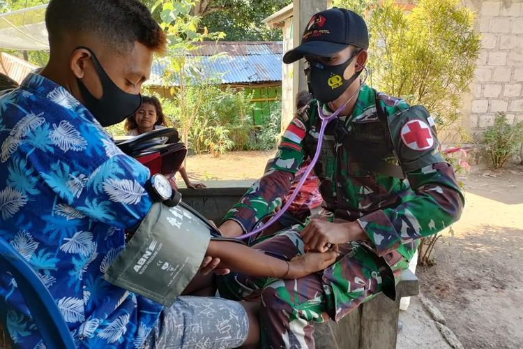 Masyarakat di Perbatasan RI-Timor Leste, saat mendapat pelayanan kesehatan dari Yonarmed 6/3 Kostrad