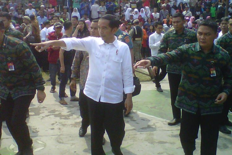 Presiden Joko Widodo meninjau pembagian paket sembako di Cicurug, Sukabumi, Jawa Barat, Rabu (21/6/201). 