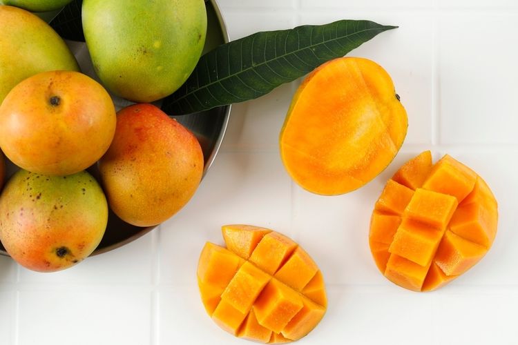 Kandungan buah mangga tidak bisa meningkatkan berat badan. Namun berat badan Anda tetap bisa naik, jika memakannya berlebihan. 